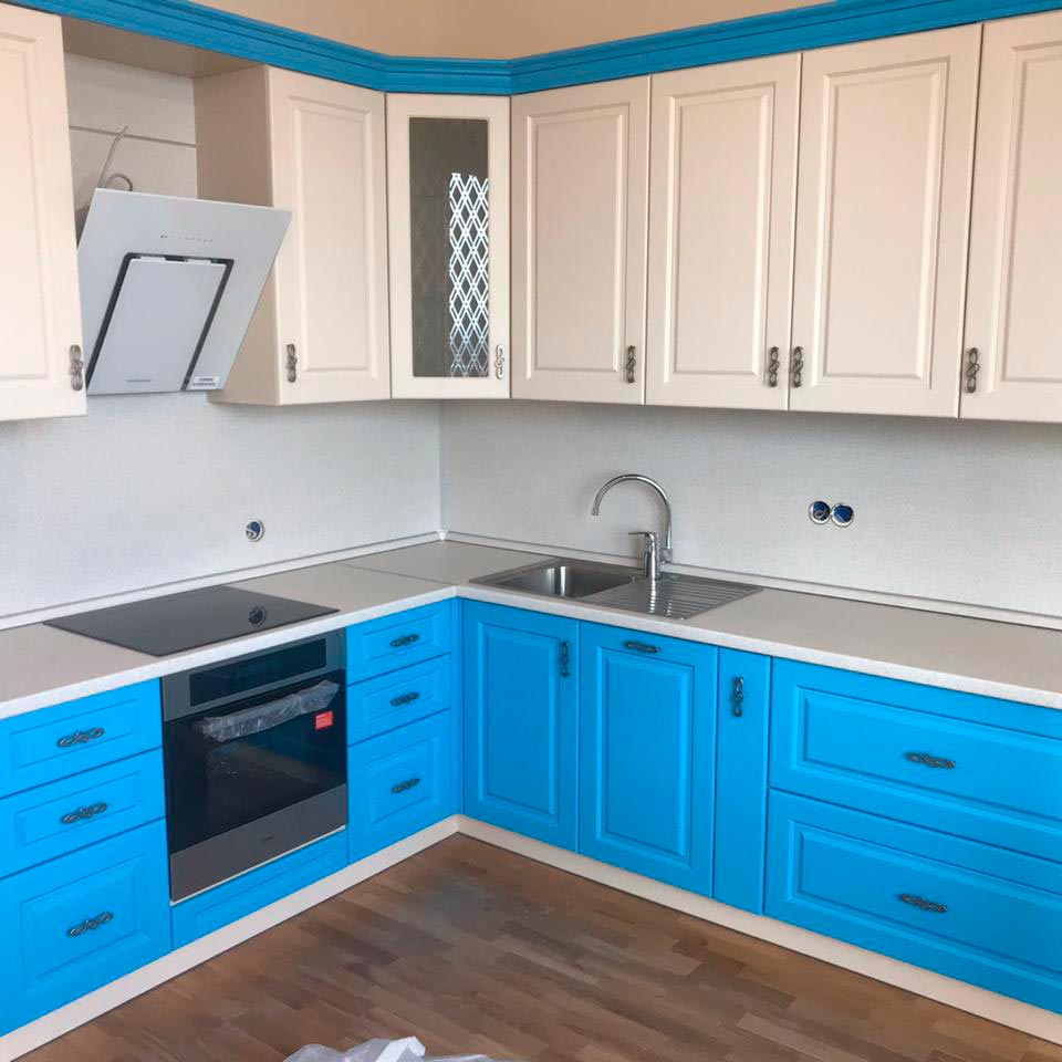 Кухня белый верх, синие нижние шкафы